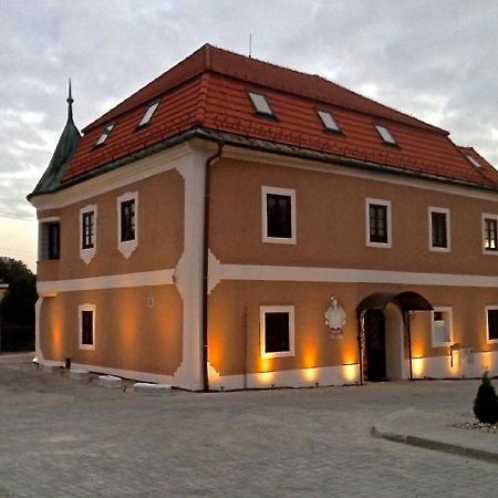 Hôtel Kastiel Ottlyk à Bánovce nad Bebravou Extérieur photo