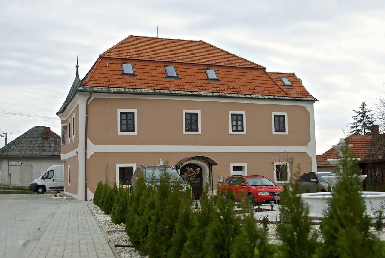 Hôtel Kastiel Ottlyk à Bánovce nad Bebravou Extérieur photo